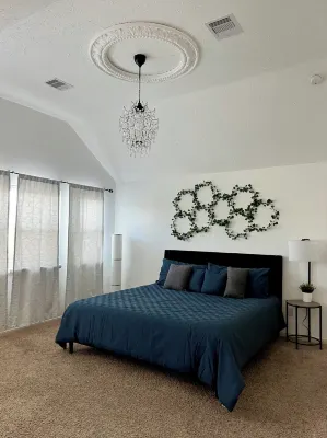 Cheerful 3-Bedroom Home With Back Yard and Garage in Houston Hotels in North Houston