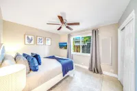 Beach Unit! Walk To Beach & Shops / Restaurants!