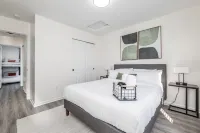 NEW! Stylish Ranch near Grand Park/ Westfield w/ all the Extras! Sleeps 10! Hotels near D26