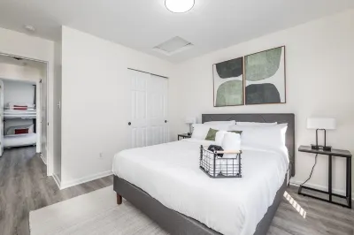 NEW! Stylish Ranch near Grand Park/ Westfield w/ all the Extras! Sleeps 10! Hotels near D24