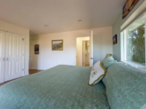 Treetop Villa, Charming cottage on 100 acres with WiFi and AC in serene Mariposa