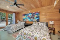 Rustic-Luxe Wilderness Retreat. Sleeps 12. Firepit. Gourmet Kitchen. WIFI.