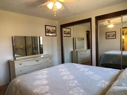 1 Bedroom Retro Riverside Home with view ! Hoteles en Sultan