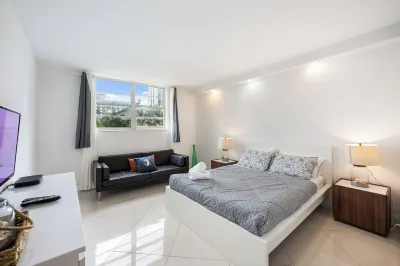 Beach Steps Away, Park View 1BR in Sunny Isles with WiFi, AC