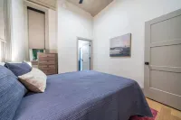 The Peacock Suite - Luxury 1 Bedroom Apartment in Downtown Sedalia