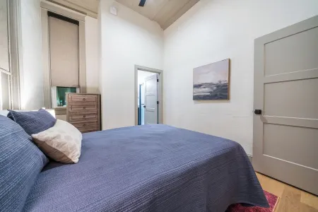 The Peacock Suite - Luxury 1 Bedroom Apartment in Downtown Sedalia