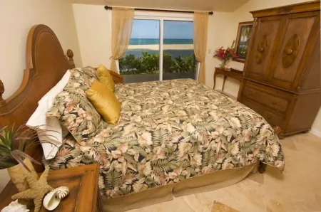 Oceanfront Views * 3 Bedrooms With Baths * All Remodeled * Fabulous Beaches ! Отели рядом с достопримечательностью «Лумахаи Бич»