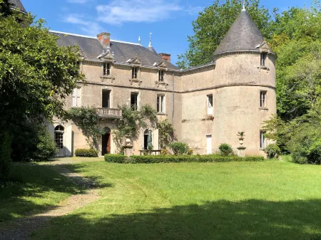 Château de la Mothe Отели в г. Лож-Фужерёз