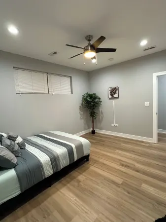 Breeze of Bronzeville Chicago: 3 bedroom 2 bath 9 mins from downtown chicago Отели рядом с достопримечательностью «Музей науки и промышленности»