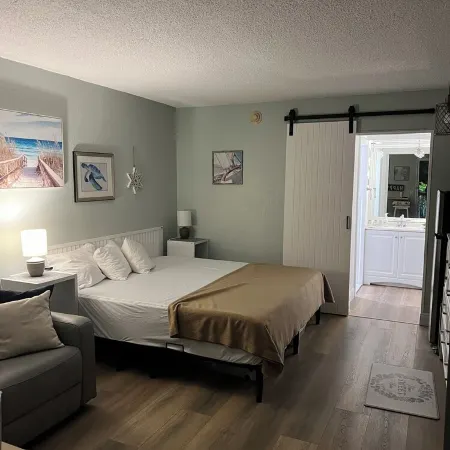 Cozy condotel with King Bed, WiFi, great pool, fitness room and much more!