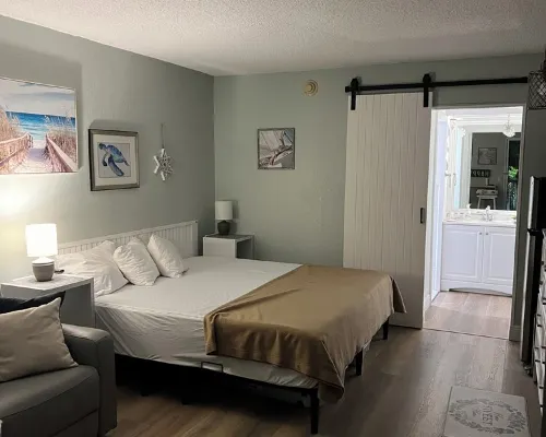 Cozy condotel with King Bed, WiFi, great pool, fitness room and much more! 휫필드 호텔