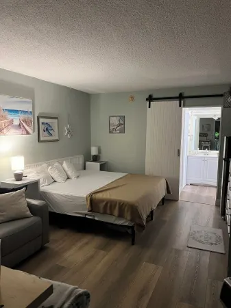 Cozy condotel with King Bed, WiFi, great pool, fitness room and much more!