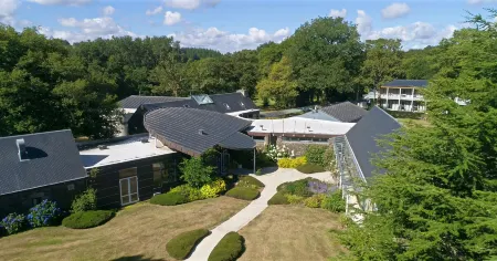 Logis Hôtel le Keréden Отели в г. Ланривен