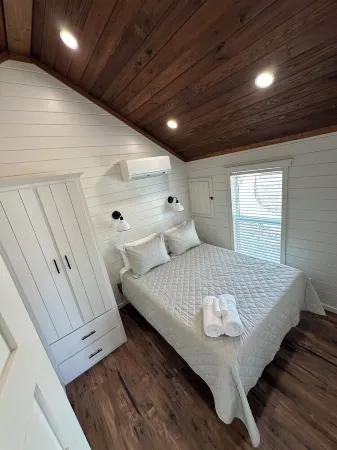 Cozy 102 Cabin 1 bdrm on Smith Lake Located beside Smith Lake Park Boat Ramp