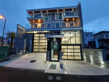 New Luxury 3 Bedroom Townhouse Отели рядом с достопримечательностью «Дэвид Томпсон Секондари Скул»