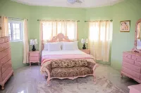 The Hamilton's Nature Villa Hoteles cerca de St. Ann's Bay Library