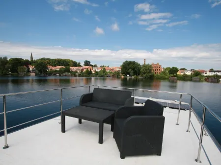 Hausboot Friedrich in Malchow Отели в г. Мальхов
