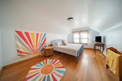 4BedR Sleeps 12  Central Location & Pet-Friendly Hotel dekat Funny Stop Comedy Club