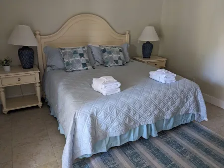 CLOSEST OCEAN COVE VILLA TO THE  BEACH - 3 MINUTES WALK  PET FRIENDLY. Отели рядом с достопримечательностью «Shipyard Beach Access»