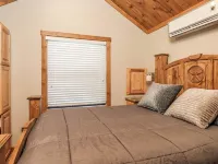 Barnwell Mountain Cabins #1: Cabin/tiny home w/loft in Gilmer across from BMRA Hotels in Upshur County