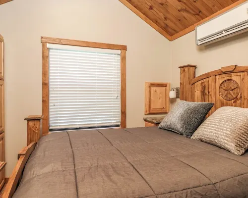 Barnwell Mountain Cabins #1: Cabin/tiny home w/loft in Gilmer across from BMRA Hoteles en Condado de Upshur