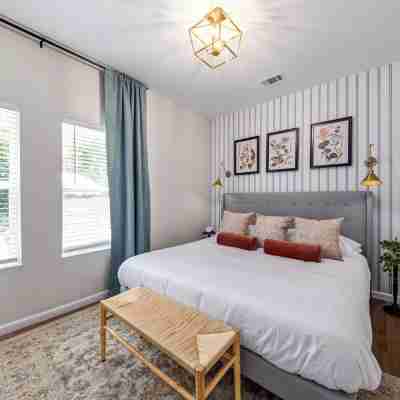 Charming 3-bedroom house <5 minutes away from Downtown Macon Rooms