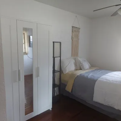 Charming family friendly 3-bedroom house in lovely Sanford with WiFi, AC Hotels near Terminal B, Sanford International Airport