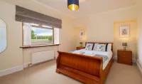 Woodside Family Pet-Friendly Holiday Home with Hot Tub
