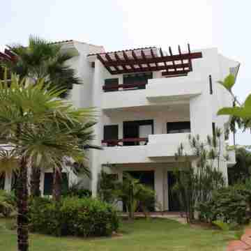 Fantastic Condo on the Beach. Relax and enjoy the breeze !!! Hotel Exterior