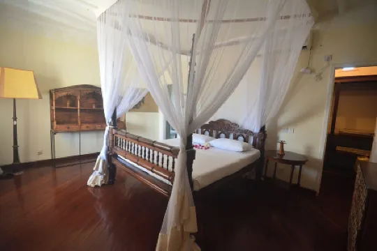 Elegant beach front apartment, pool, daily housekeeping, fast speed wi-fi