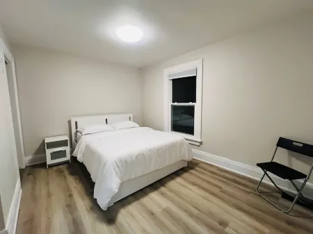 3- Bed Charming Townhome, Niagara Heart Отели рядом с достопримечательностью «Nathaniel Dett Memorial Chapel British Methodist Episcopal Church»