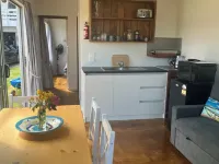 Sneezle Beezle Cottage Hotels in Ōmāpere