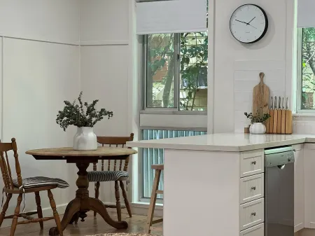 Renovated home close to sports precinct, hospital and short walk to Albury CBD Отели рядом с достопримечательностью «Albury Town Hall»