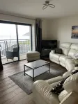 Newcastle Seafront apartment with WiFi & Parking
