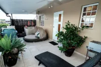 Luxury Retreat with Private Jacuzzi and Mountain Views. FREE Parking and Laundry