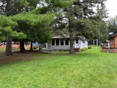 3 Bedroom Beachfront Cottage on Lake of the Woods