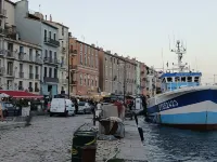 Beautiful air-conditioned 3-room apartment ideally located in the city center Canal view