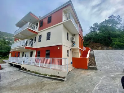 2 bedroom w/ 2 en-suite private bathrooms - 1mile from Cruz Bay Hotels in 