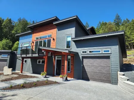 New pet friendly house with amazing mountain and water views Отели в г. Нанаймо