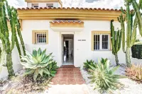 Townhouse with Private Pool and free wi fi sea and mountain views