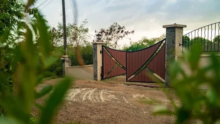 Spacious private villa apartment with pool & 5 min walk to the beach Отели рядом с достопримечательностью «Редут Бич»