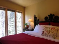 Picture Perfect Luxury Red River Ski Chalet ON THE RIVER w/ HOT TUB