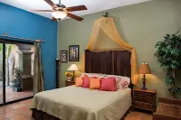 Villa Tranquilo, White sand Beach front, new infinity pool; walk to everything!