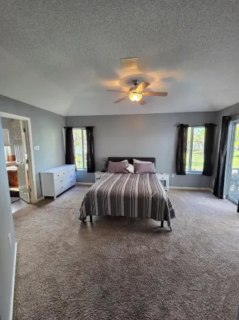 Lake Front home Sleeps 10 Overlooking deck for perfect lake views & a coffee bar