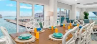 Large ocean front corner unit w extra sleeping area.