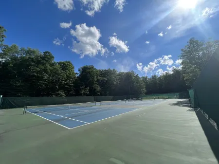 Vacation home In Pocono mountains,community.private hot-tub,indoor &outdoor pool