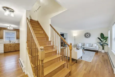 Comfortable and bright home - near downtown Mystic.