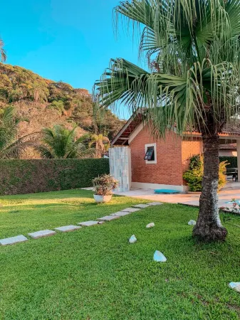 Beachfront House with Pool for up to 20 people Отели рядом с достопримечательностью «Praia Bertioga»