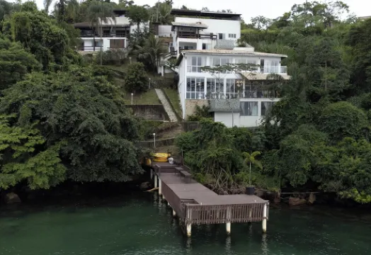 Ponta Leste - Beautiful house on the coast of Angra in a closed condominium with beach.