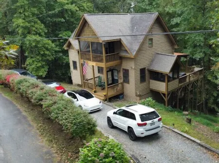 Bear Paw Resort ,high speed   internet , gas fireplace,firepit ,sleeps 8